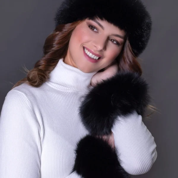 doplnky-manzety Modelka v čiernej kožušinovej čiapke a kožušinových manžetách