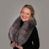 golier-strieborna-liska-dlzka-cca-100cm-3.jpg Kožušinový golier – strieborná líška „Blue Frost“