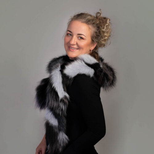 stola-polarna-liska-farbena-dlzka-cca-170-cm-5.jpg Štóla – polárna líška, farebná kombinácia